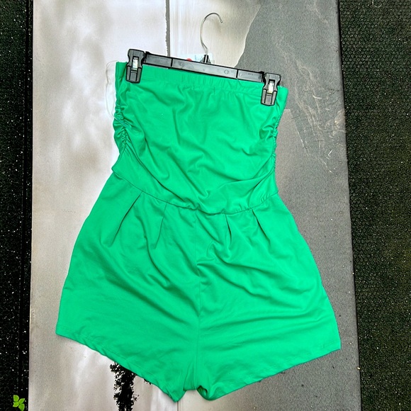 Cute green romper with 2 sides pocket - Picture 2 of 4